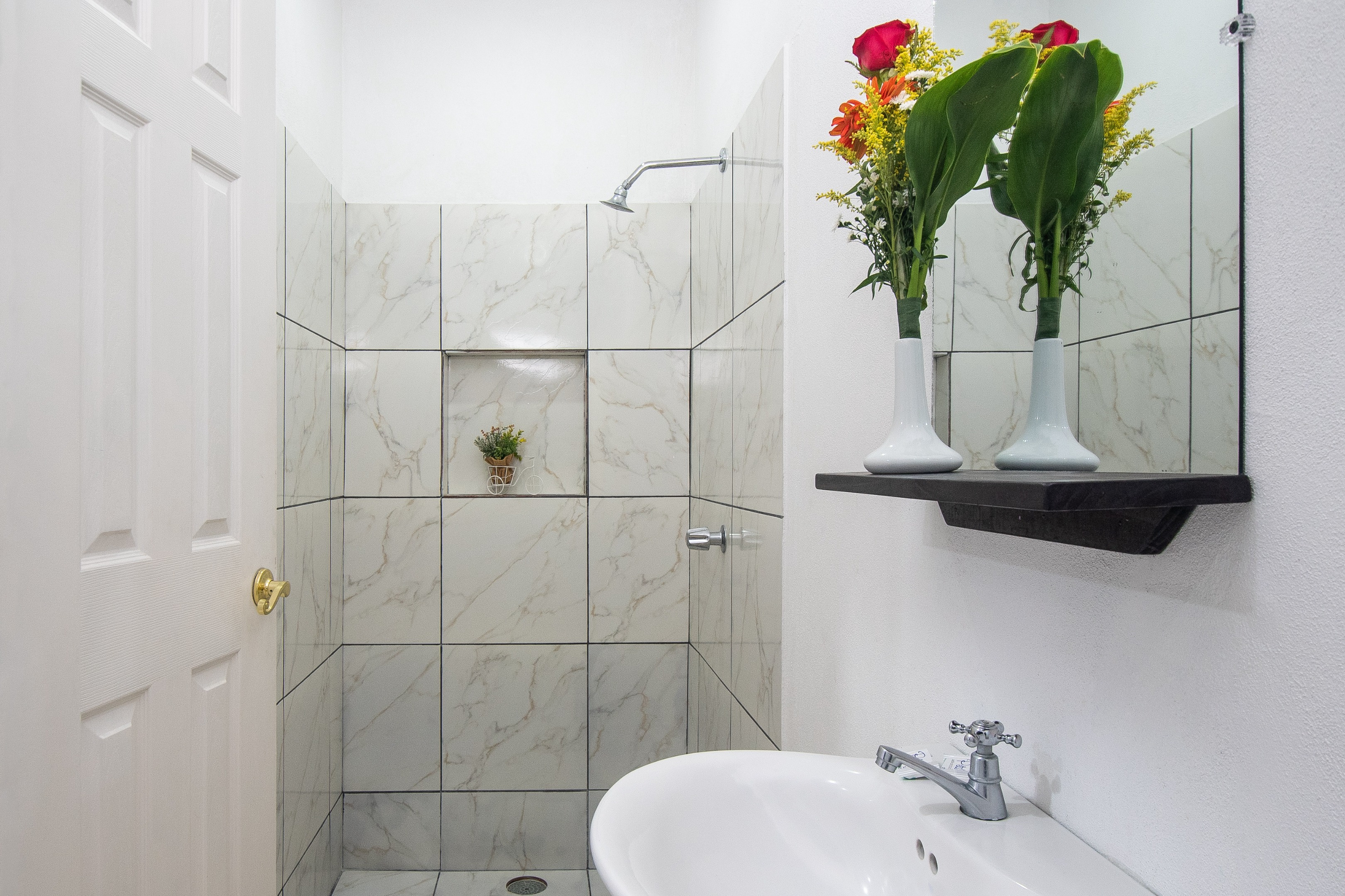 Baño privado con ducha y lavamanos