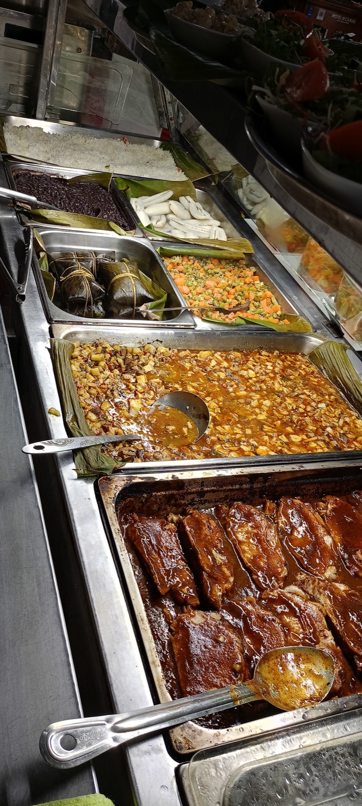 Platillos y guarniciones en el buffet