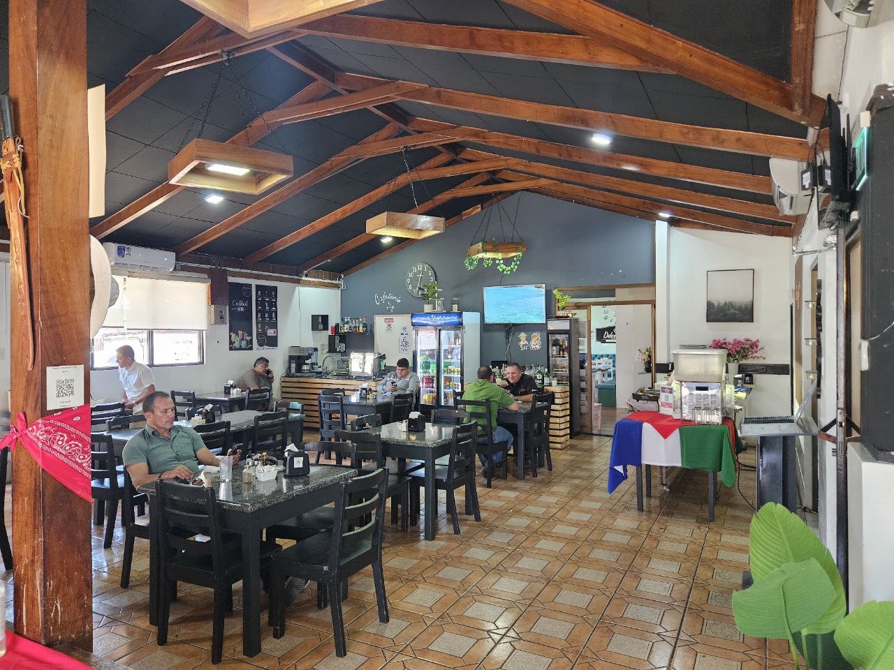 Comensales en el comedor de Mi Tierra