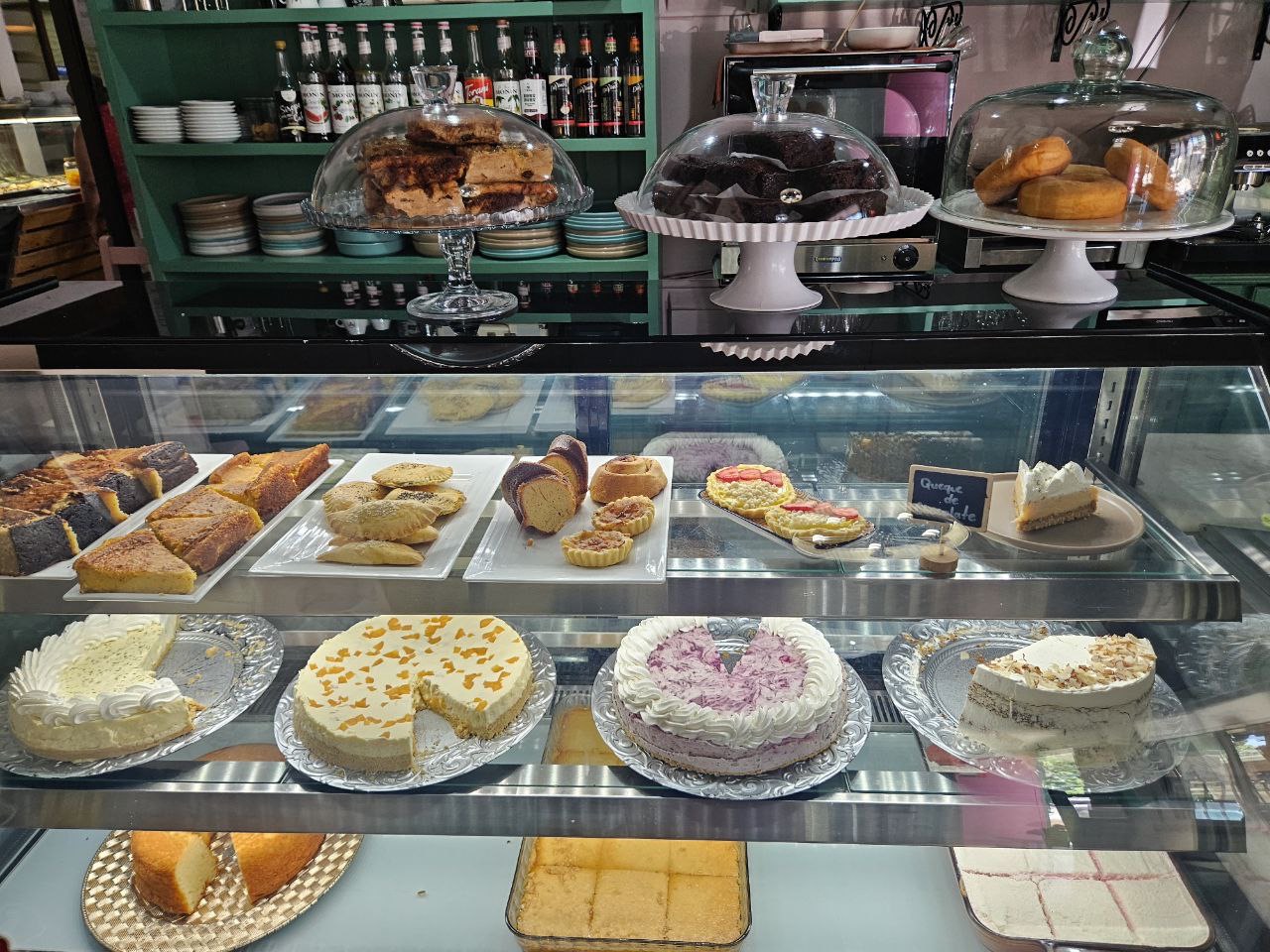 Vitrina con pasteles y postres