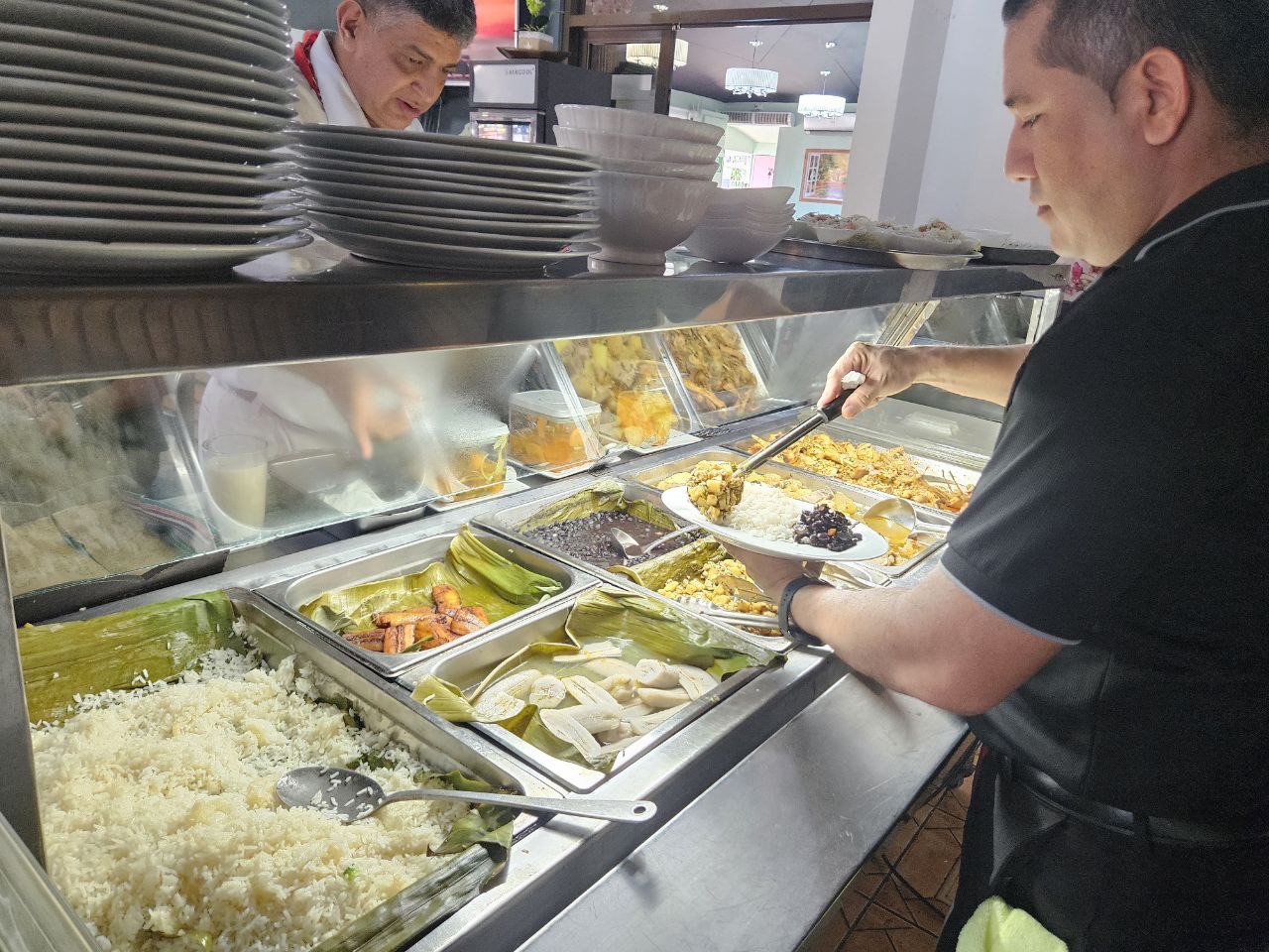 Persona sirviéndose en la barra de comida