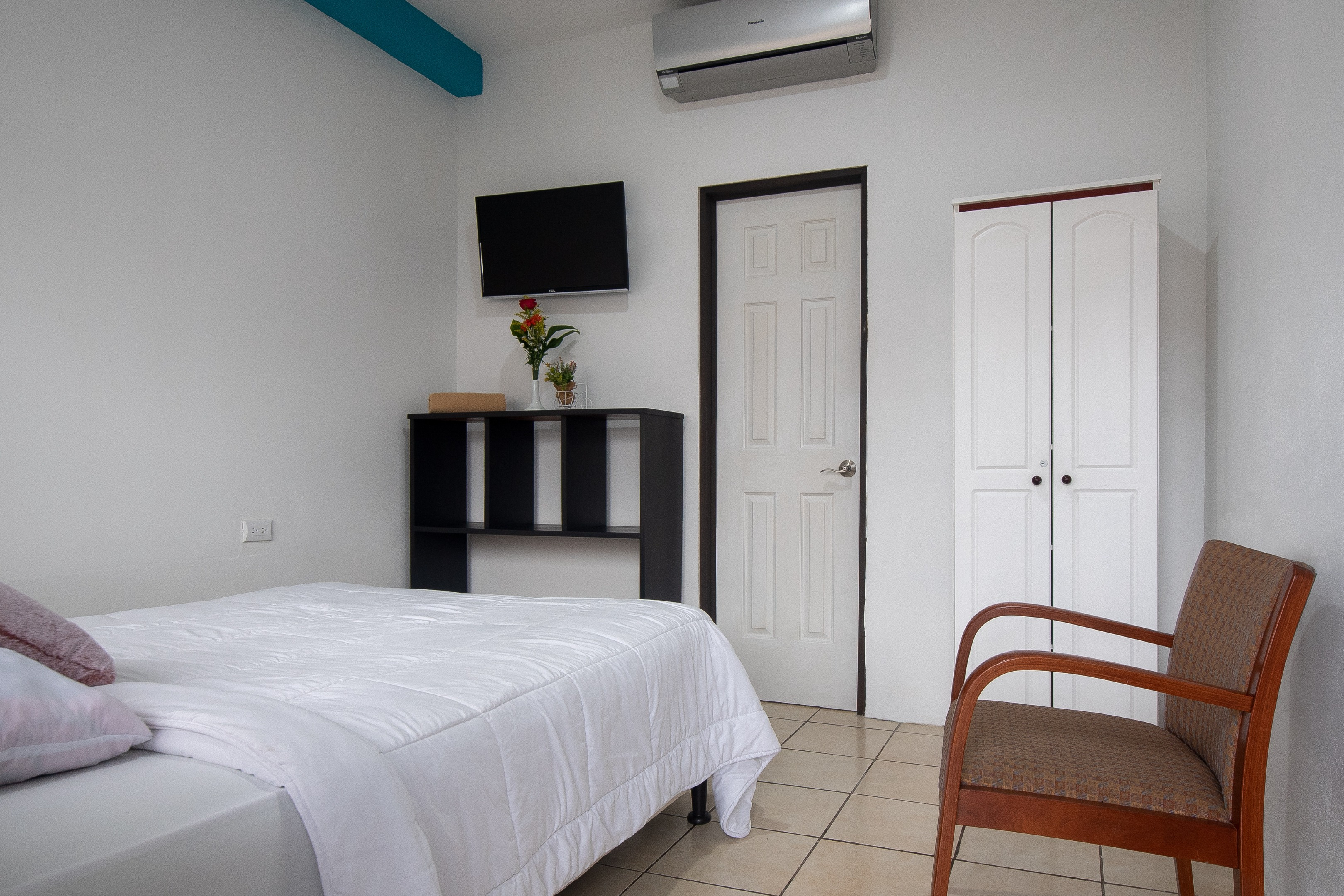 Habitación estándar del Hotel Cañas con cama matrimonial