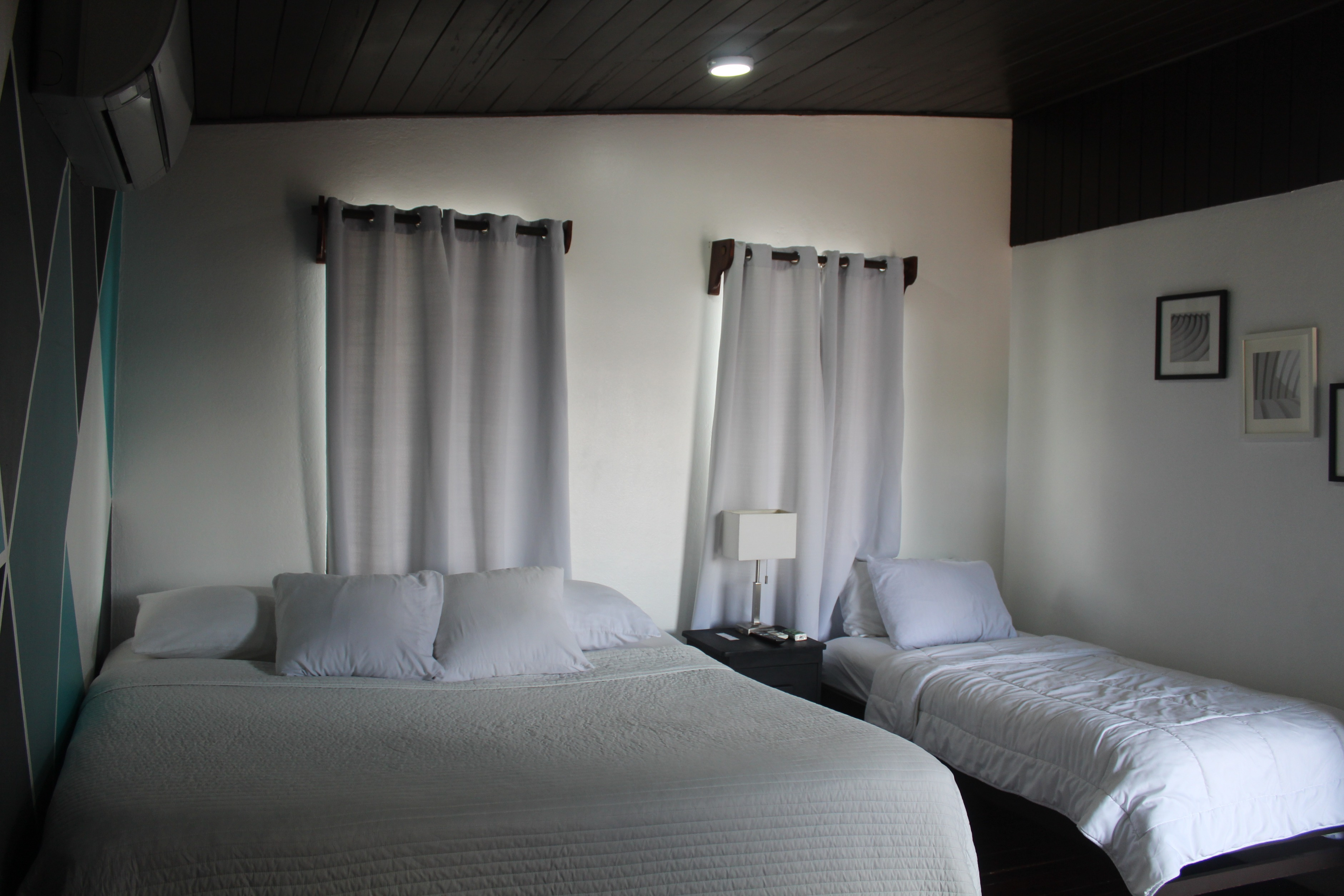 Habitación triple del Hotel Cañas