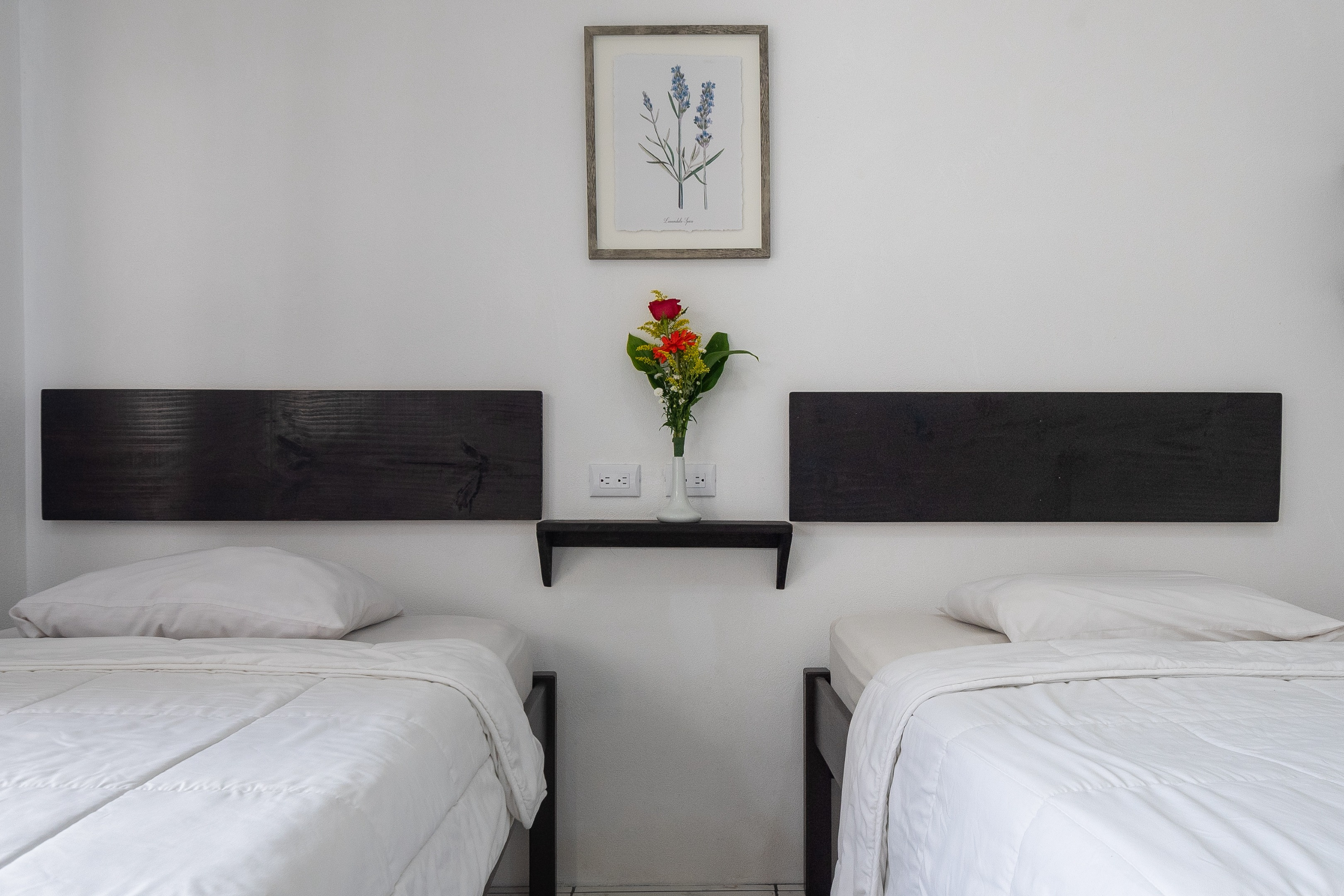 Habitación doble del Hotel Cañas con dos camas